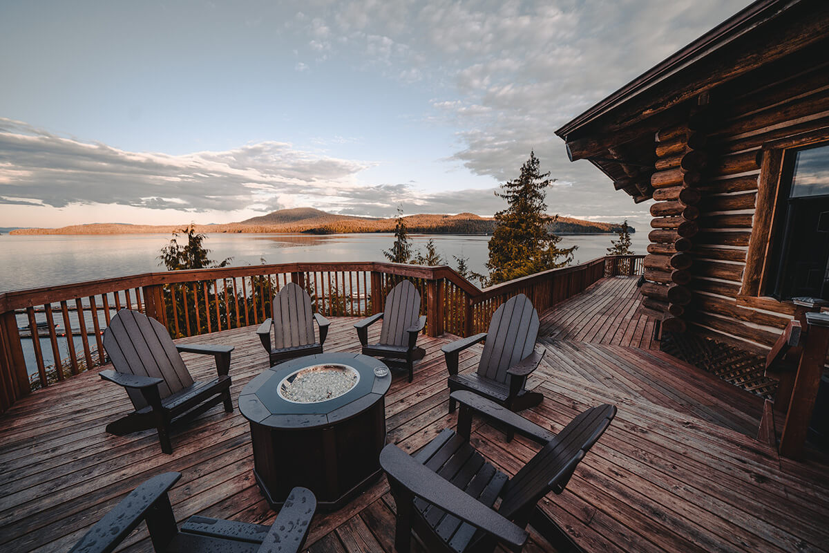 Fire pit on the deck at Salmon Falls Resort